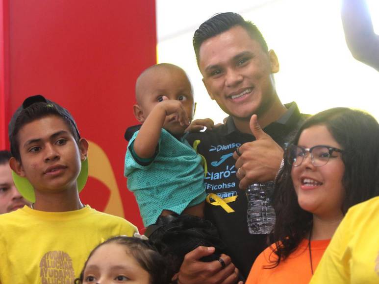 Selección de Honduras regala felicidad en el Día del Niño en la Fundación contra el cáncer en Tegucigalpa