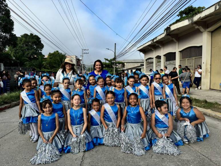 Bellas pomponeras dieron ambiente con espectáculo de baile en los desfiles patrios