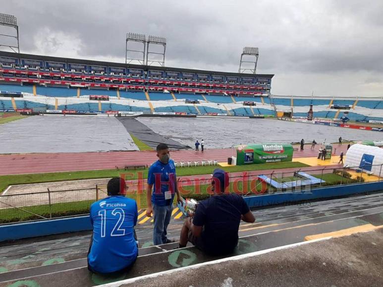 Pocos aficionados y protección ante la lluvia: Así luce el Olímpico previo al Honduras-Canadá