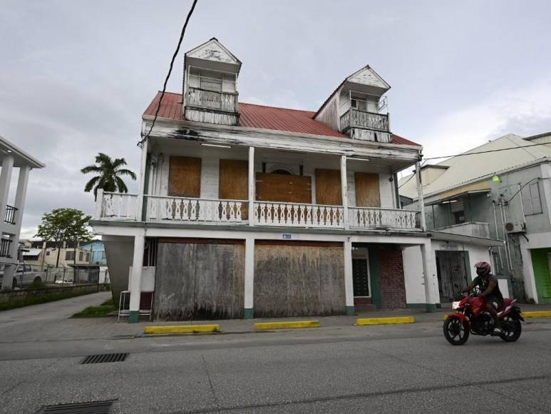 Belice se prepara para embate del huracán Lisa tras su paso por zona insular de Honduras