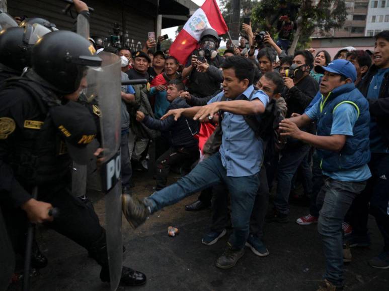 Piden cierre del Congreso y renuncia de Boluarte: imágenes de las protestas en Perú