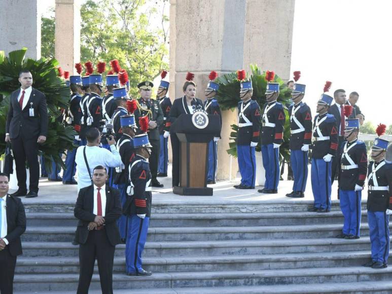 Las imágenes que dejó el izamiento de la Bandera Nacional que inauguró las fiestas patrias 2024