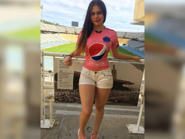 Jazmín Reyes: la bella aficionada hondureña que presume su amor por Motagua en España