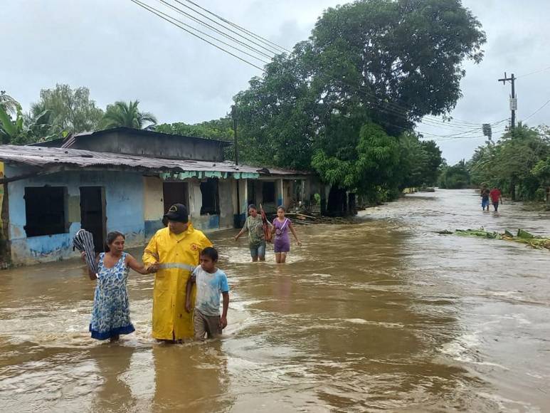 Lluvias por frente frío dejan calles inundadas en el norte de Honduras