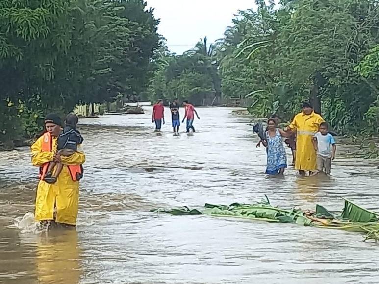 Lluvias por frente frío dejan calles inundadas en el norte de Honduras