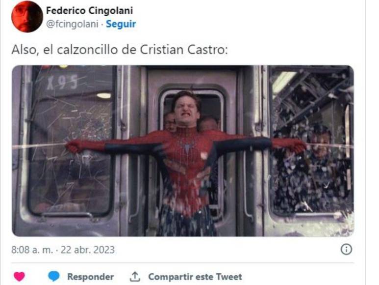 Los memes que provocó Cristian Castro al quitarse la ropa durante un concierto