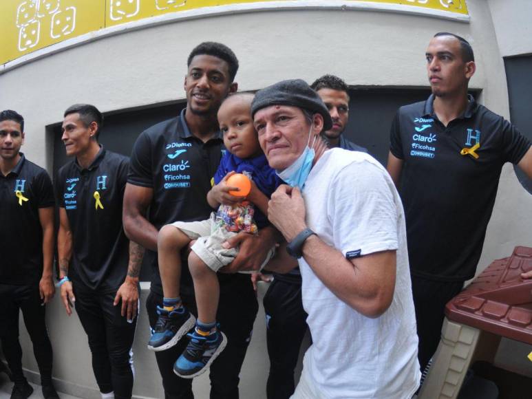 Selección de Honduras regala felicidad en el Día del Niño en la Fundación contra el cáncer en Tegucigalpa