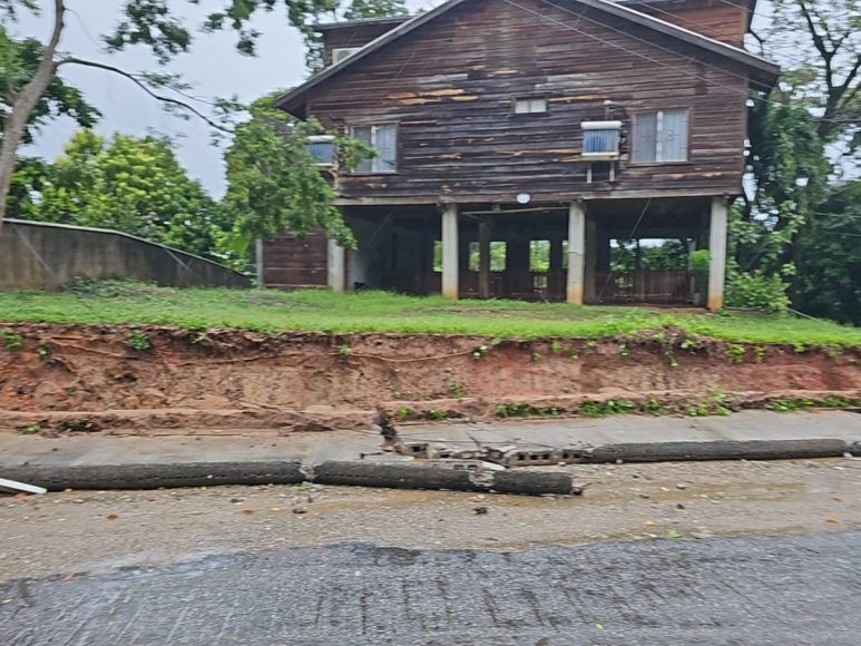 Derrumbes y mar revuelto, efectos del frente frío en Roatán