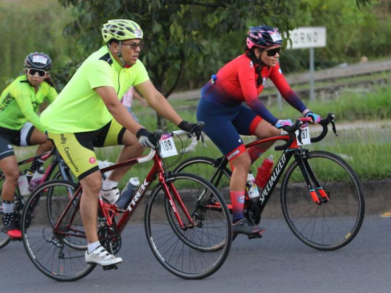 Grandes y pequeños disfrutan de la Vuelta Ciclística 2023 de EL HERALDO