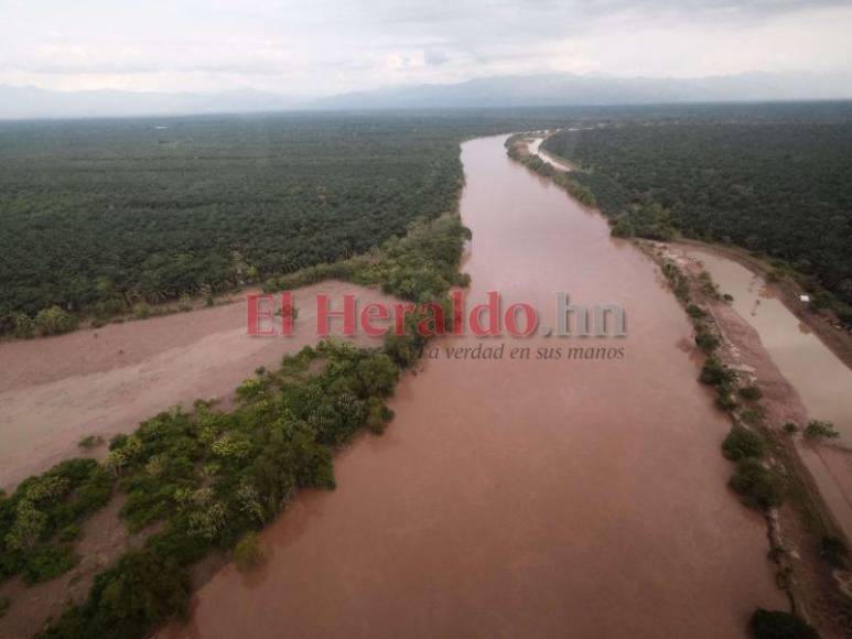 Inundada, destruida y con hambre: Choloma queda sumergida bajo agua, entre lodo y escombros