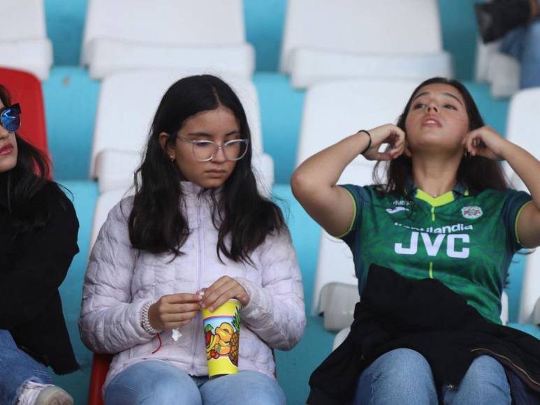 Bellas chicas roban miradas en el clásico Olimpia- Marathón en el Nacional