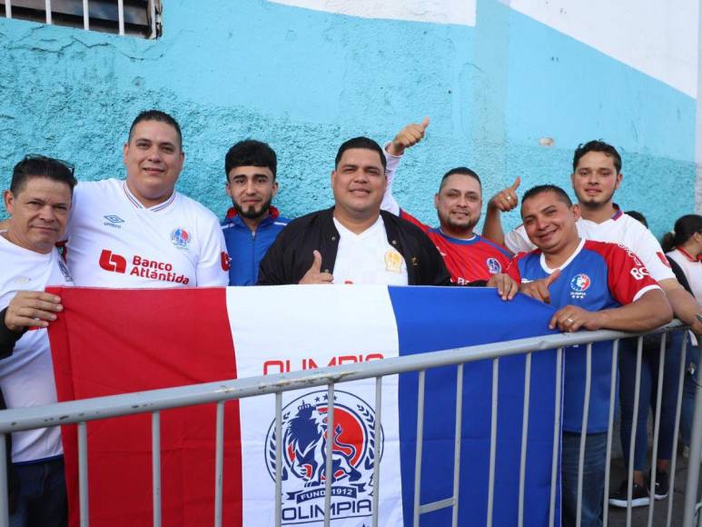 ¡Ya hay filas! Primeros aficionados en llegar a la final Olimpia-Motagua