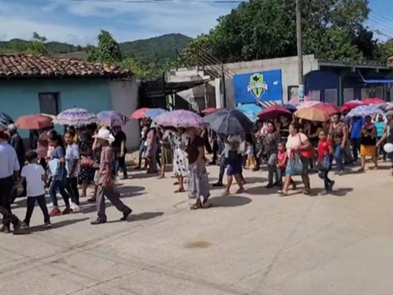 Con dolor y pesar, familiares dan último adiós a víctimas de tragedia en el Lago de Yojoa