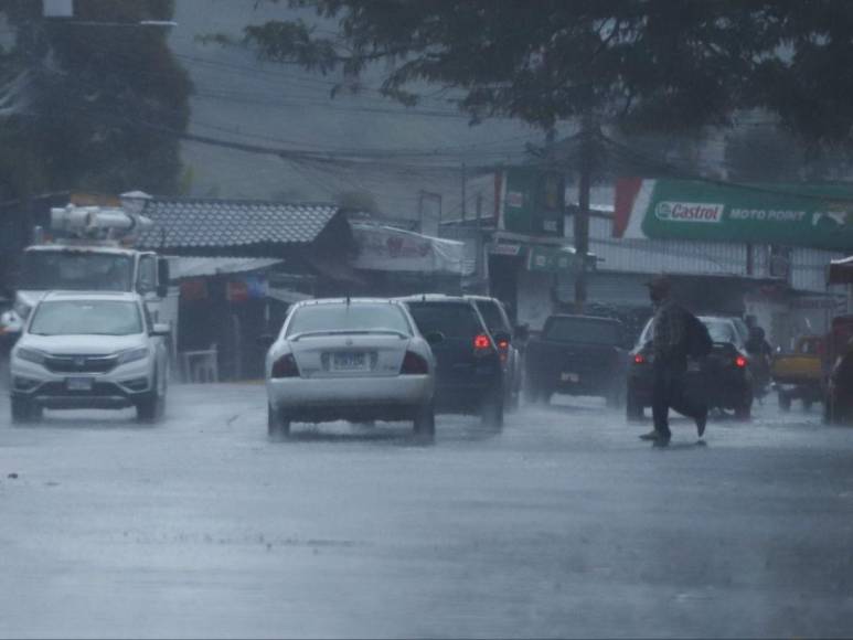 Calles inundadas y tráfico vehicular tras fuerte lluvia en Tegucigalpa