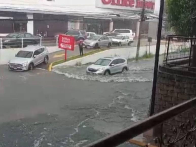 Caos en Tegucigalpa: fuertes lluvias causan daños en calles, carros y motocicletas