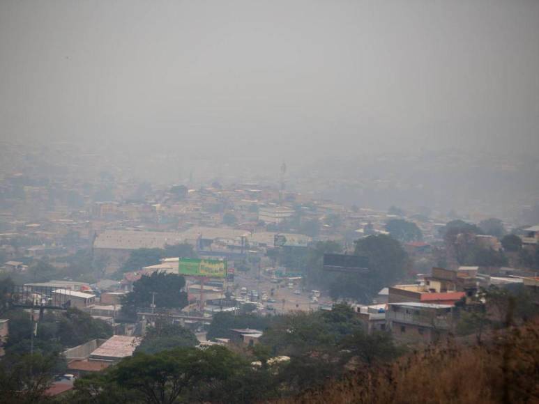 ¡Imparable contaminación! Densa capa de humo permanece sobre Tegucigalpa