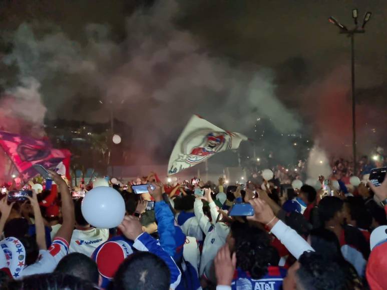 Aficionados del Olimpia celebran la conquista de la 37 en la capital