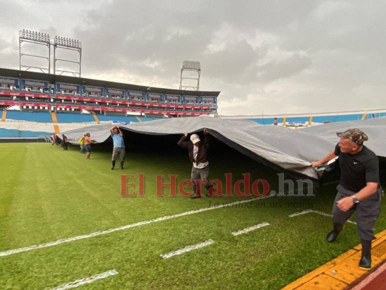 Pocos aficionados y protección ante la lluvia: Así luce el Olímpico previo al Honduras-Canadá