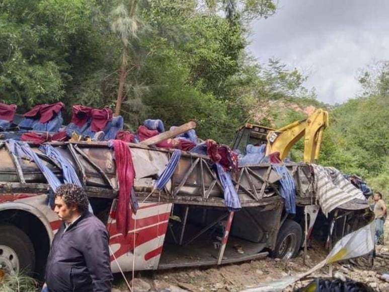 Fotografías revelan el devastador accidente de autobús que cobró la vida de 27 personas en México