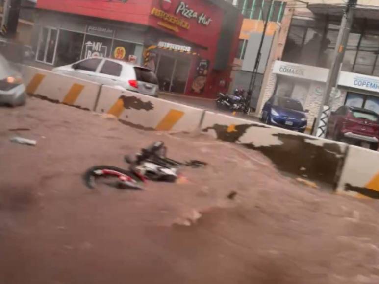 Caos en Tegucigalpa: fuertes lluvias causan daños en calles, carros y motocicletas