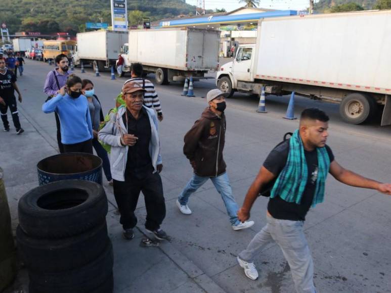 Cientos de capitalinos caminaron dos horas por toma en salida al sur de la capital