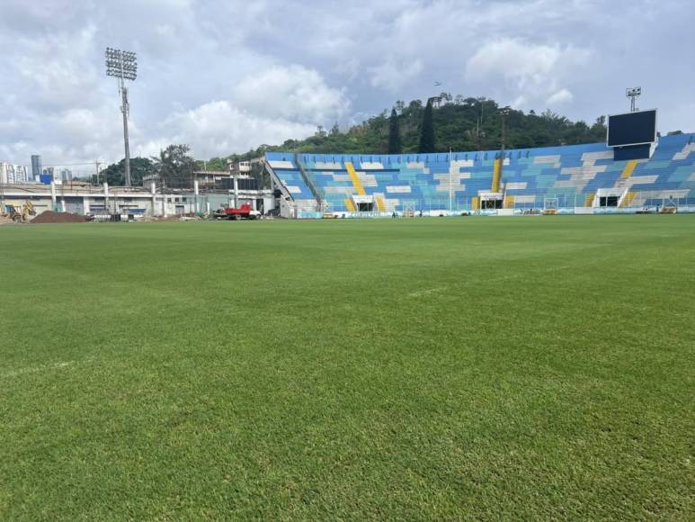 Estadio Nacional Chelato Uclés sigue recibiendo mejoras y así luce su nueva gradería