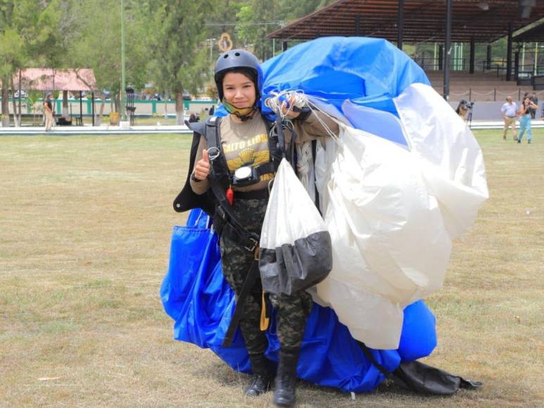 Ella es la subteniente Nicole Salgado, la paracaidista que brillará en los cielos este 15 de septiembre