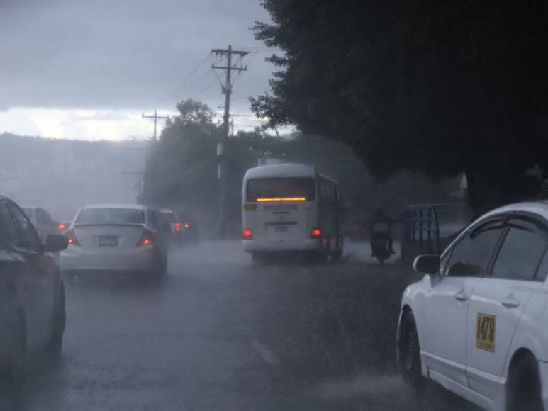 Calles inundadas y tráfico vehicular tras fuerte lluvia en Tegucigalpa