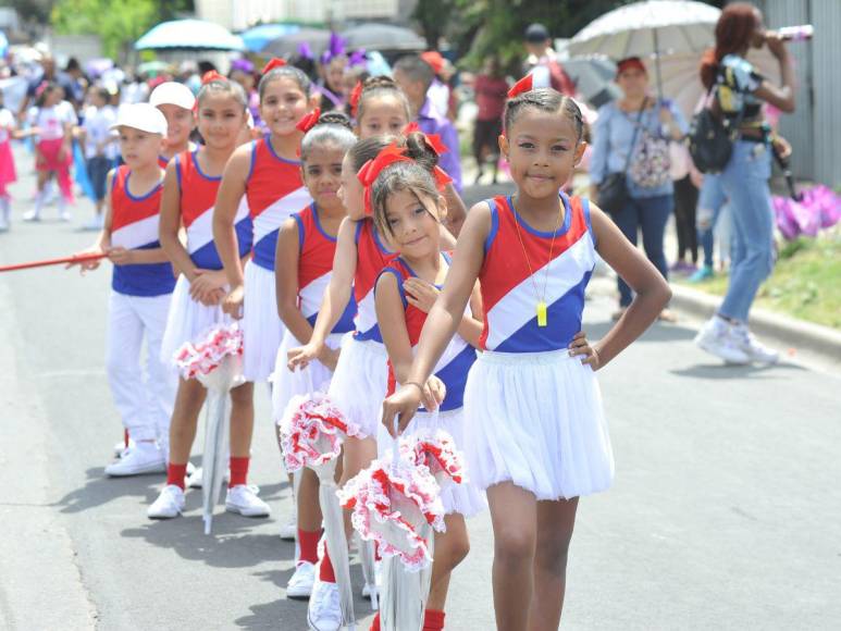 Así resaltaron las palillonas y pomponeras de primaria en las fiestas de independencia 2023