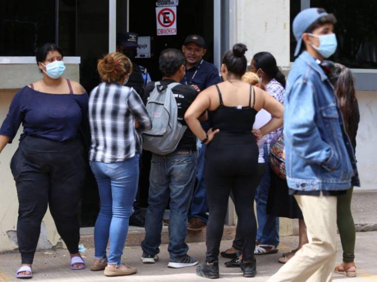 Familiares enfrentan el dolor en las afueras de la morgue tras la matanza en PNFAS