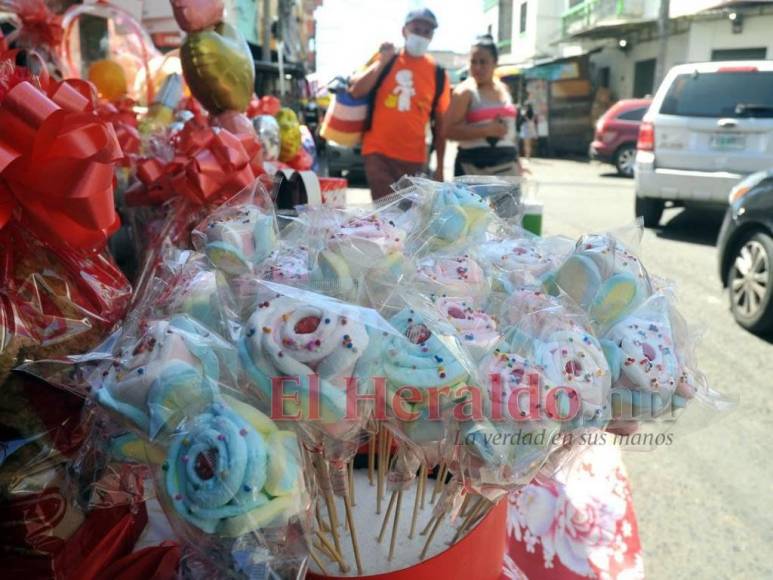 Comercios y calles se llenan de flores y detalles por el Día de San Valentín (Fotos)