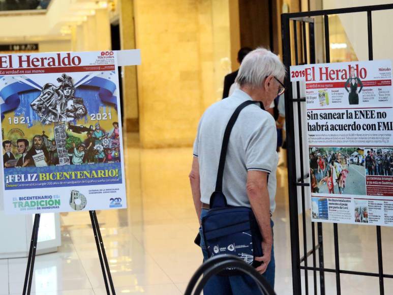 Capitalinos reviven la historia con las 45 portadas más emblemáticas de EL HERALDO