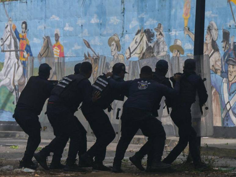 Policía venezolana reprime a manifestantes que protestan por supuesto fraude