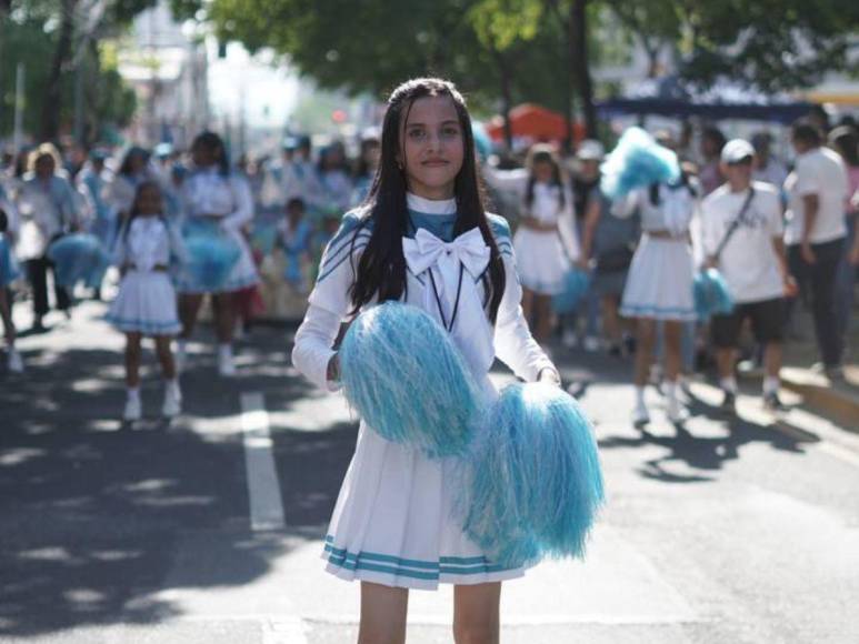 Bellas pomponeras dieron ambiente con espectáculo de baile en los desfiles patrios