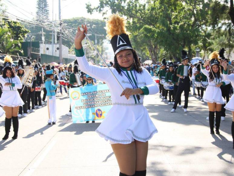 Lindas y adorables, así desfilan las palillonas por las calles de Tegucigalpa