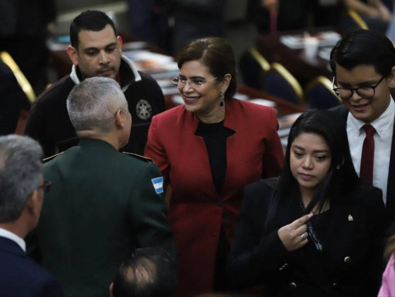 Saludo entre Matheu y Xiomara y presencia de Rixi: figuras políticas asistieron a instalación de tercera legislatura en el CN