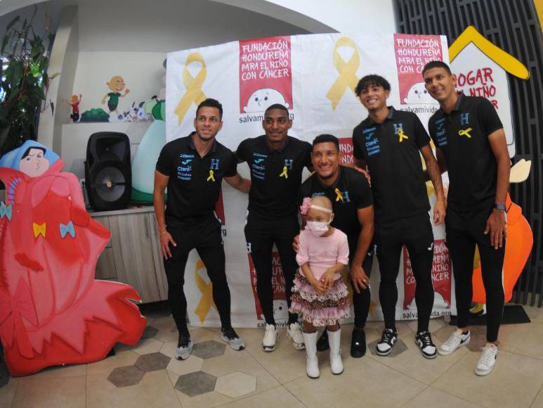 Selección de Honduras regala felicidad en el Día del Niño en la Fundación contra el cáncer en Tegucigalpa