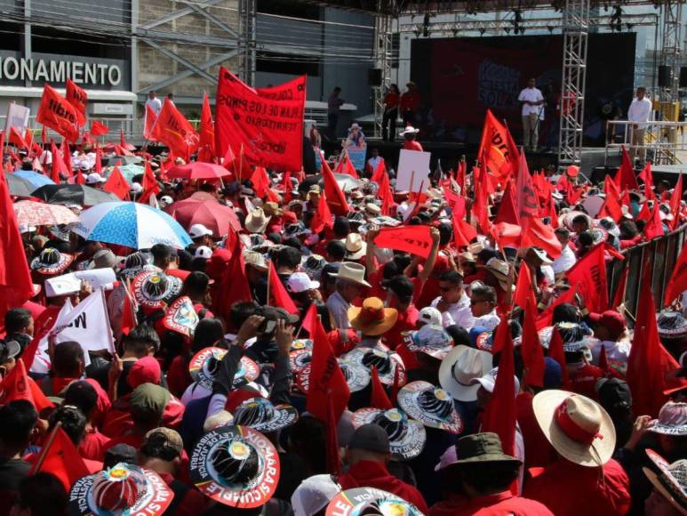 “Xiomara no está sola”, simpatizantes de Libre exclaman frente a Casa Presidencial