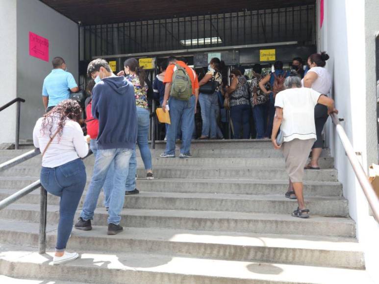 “Están haciendo fila desde ayer”: continúa odisea para conseguir una cita en el IHSS