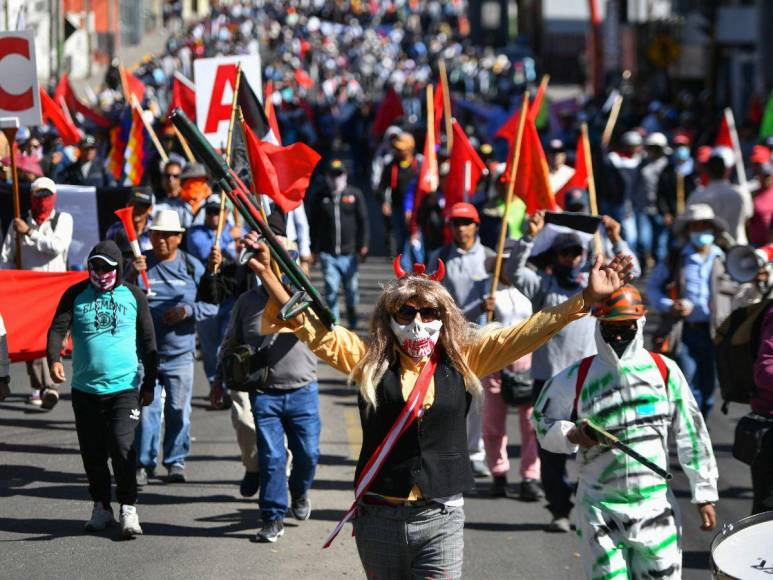 Piden cierre del Congreso y renuncia de Boluarte: imágenes de las protestas en Perú