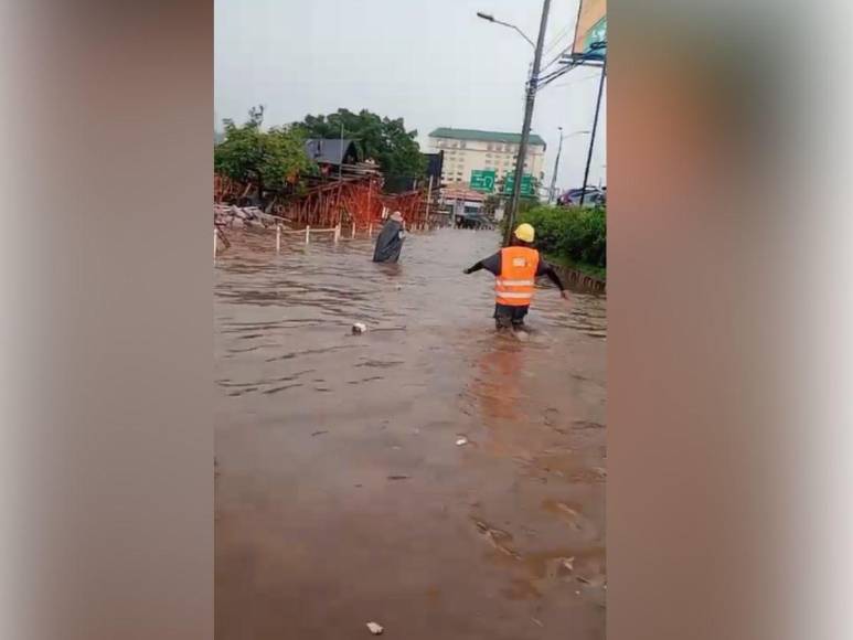 Caos en Tegucigalpa: fuertes lluvias causan daños en calles, carros y motocicletas