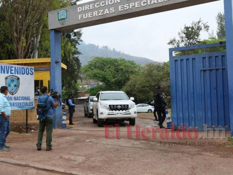 Familia de expresidente Hernández llega a los Cobras, en la que sería su última visita (Fotos)