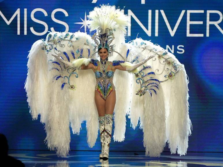 Patriotismo y elegancia en el desfile del traje típico de las candidatas al Miss Universo 2022