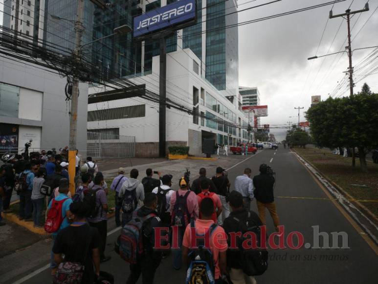 Las dramáticas imágenes que dejó la masacre de cuatro jóvenes afuera de discoteca del bulevar Morazán