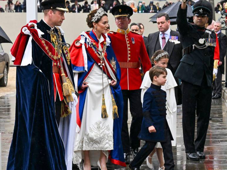 Bordado con hilos de plata y con aritos de la princesa Diana: así lució Kate Middleton en la coronación de Carlos III