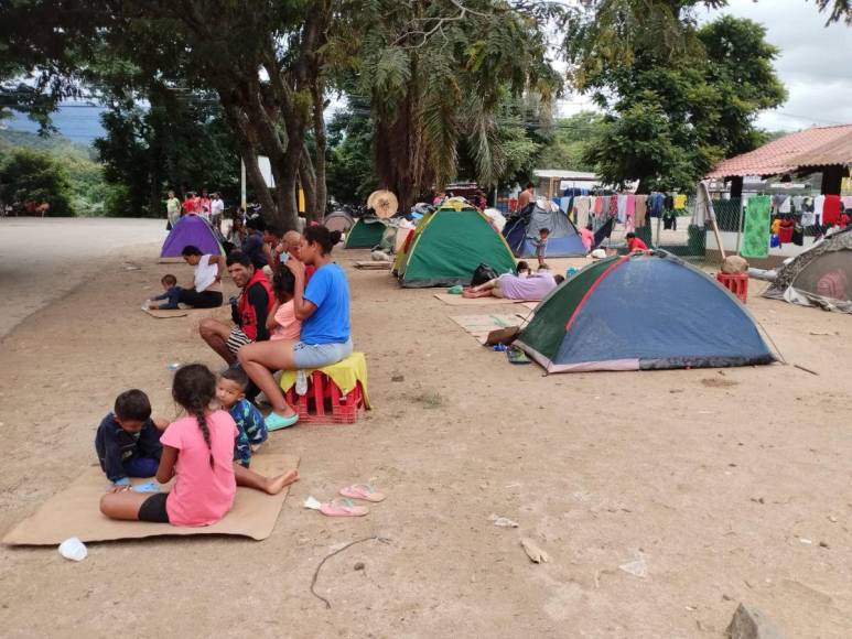 Migrantes siguen varados en Danlí; denuncian contaminación de ambientes por falta de sanitario