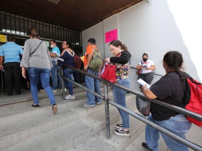 “Están haciendo fila desde ayer”: continúa odisea para conseguir una cita en el IHSS