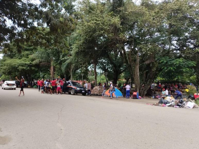 Migrantes siguen varados en Danlí; denuncian contaminación de ambientes por falta de sanitario