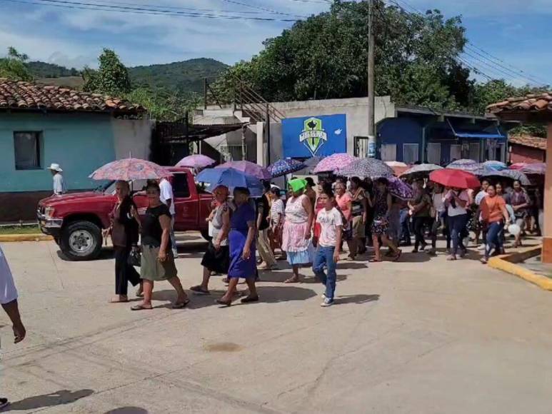 Con dolor y pesar, familiares dan último adiós a víctimas de tragedia en el Lago de Yojoa