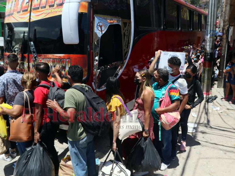 Abarrotadas las terminales de buses en la capital tras asueto por Semana Santa